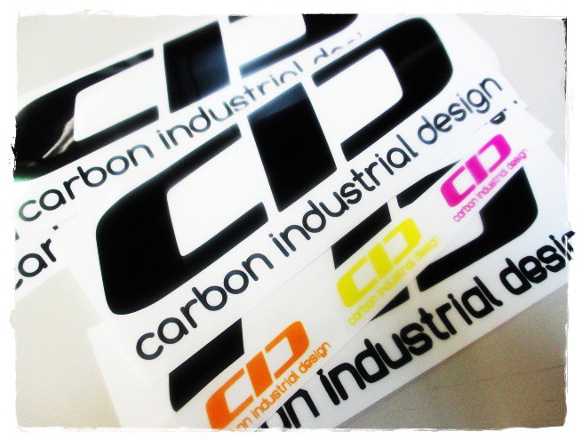 車に貼れるcidロゴステッカー 熱硬化性cfrp切削 成形 開発の有限会社ヒロセ金型 Carbon Industrial Design